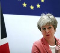 Долна снімовня британьского парламенту в індікатівнім голосуваню несхвалила пропозицію на одход Британії з ЕУ