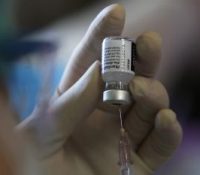 Чехія зачне може на осінь подавати третю давку вакціны проти ковіду