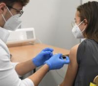 Спущають очкованя новов адаптованов вакцінов проти захворїню COVID – 19