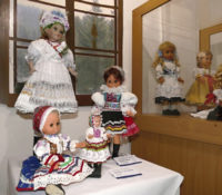 Скоро 40 кроёваный лялёк выставлюють в бібліотецї в Гуменнім