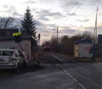 На желізнічній трасі недалеко Пряшова дошло в ранных годинах ку колізії влаку з автом