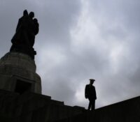 Стовкы людей навщівили совєтьскы памятникы в Берлінї